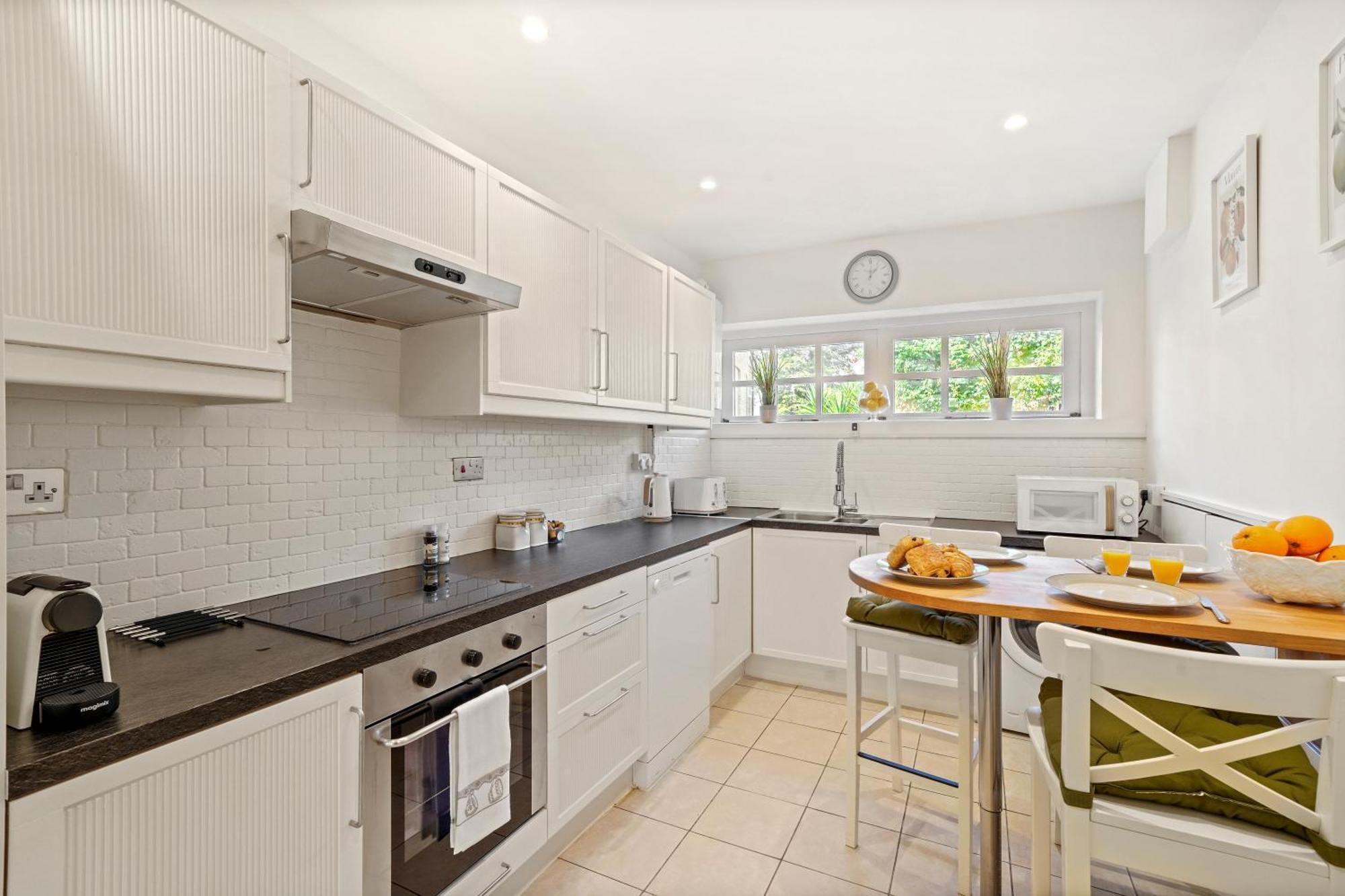3 Bedroom Mews Home - Clapham Common - Free Private Parking - Sleeps 5 - Newly Refurbished - Sweetpea & Pillow Properties Londra Dış mekan fotoğraf