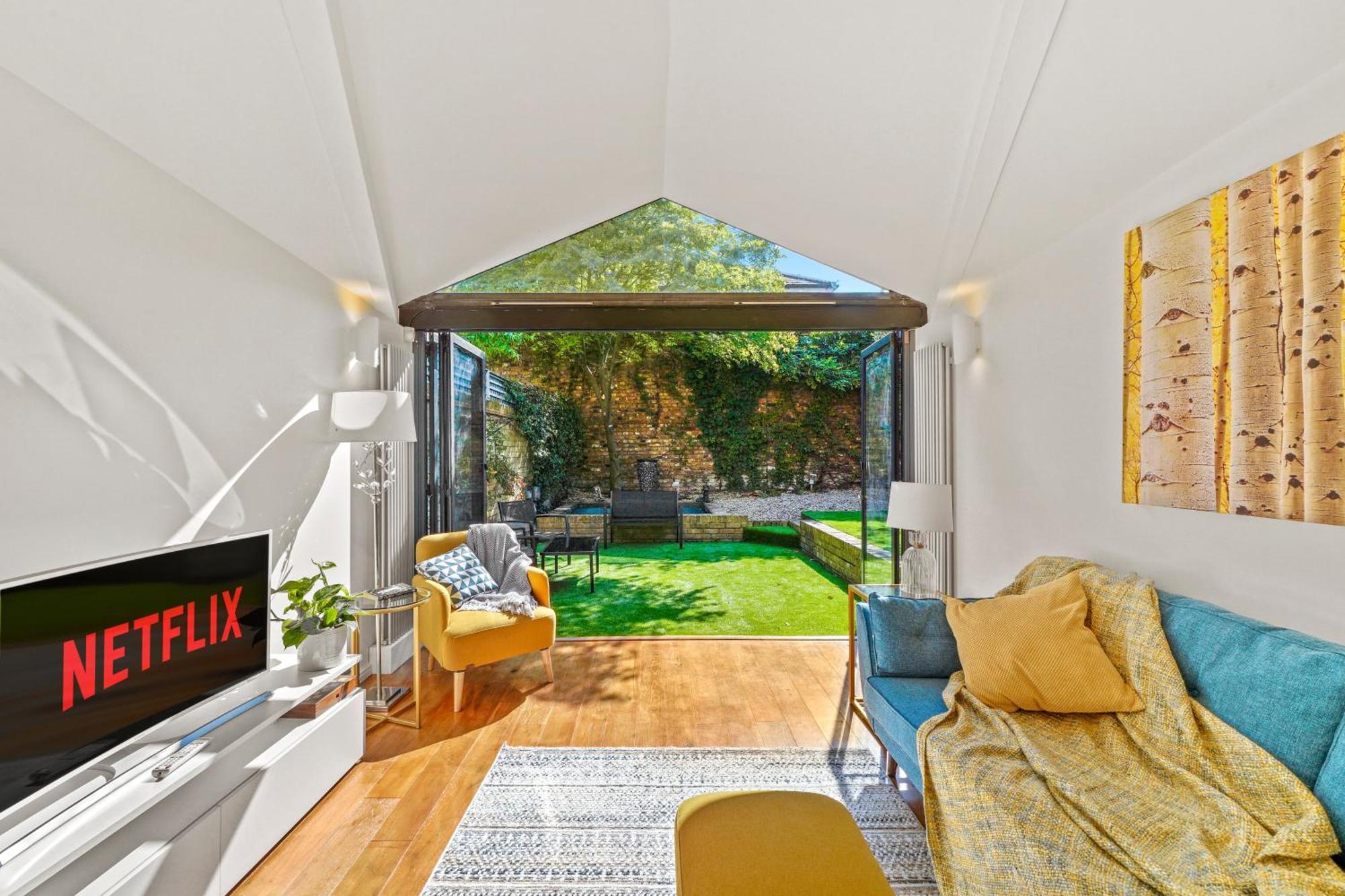 3 Bedroom Mews Home - Clapham Common - Free Private Parking - Sleeps 5 - Newly Refurbished - Sweetpea & Pillow Properties Londra Dış mekan fotoğraf